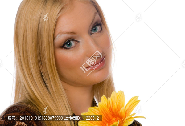 金發(fā)女郎與黃色花的分離