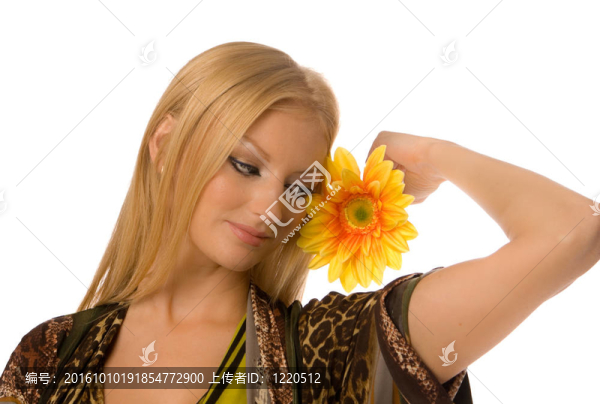 金發(fā)女郎與黃色花的分離