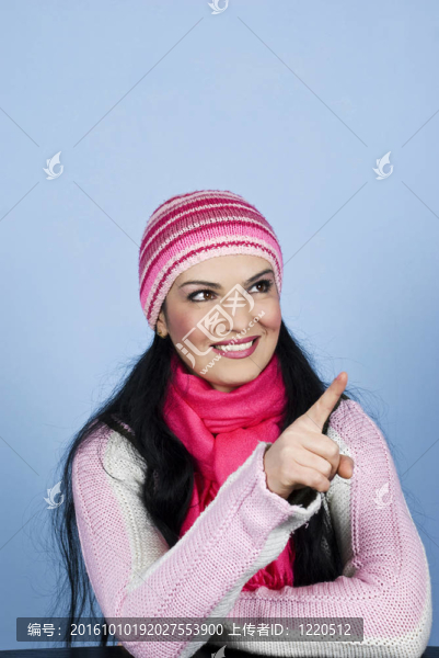 冬季女人手指點