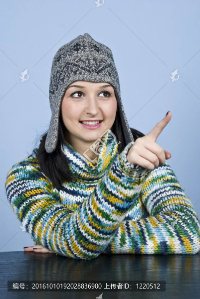 穿冬季衣服的少女