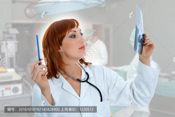 年輕的醫(yī)生用聽診器