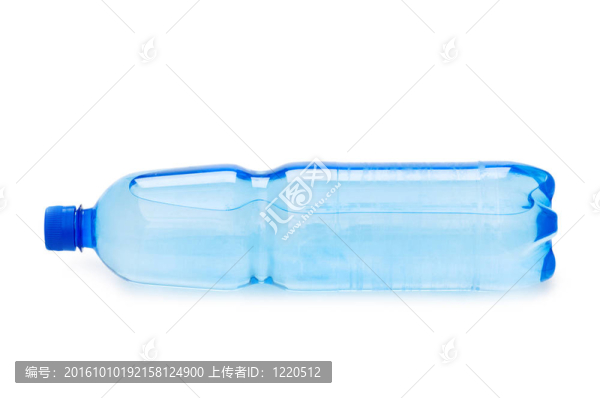 在白色的瓶子上隔離的水