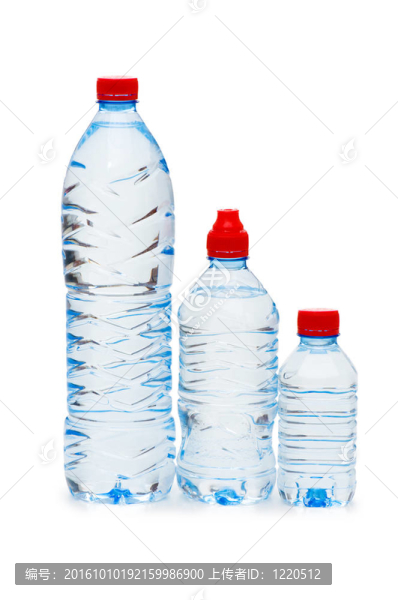 在白色的瓶子上隔離的水