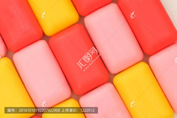 五彩繽紛的肥皂arrranged在背景