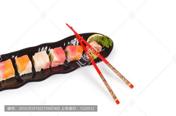 白色背景上的壽司盤