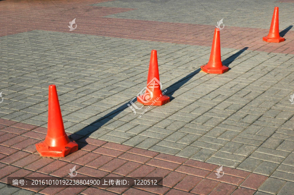 紅錐排成一排