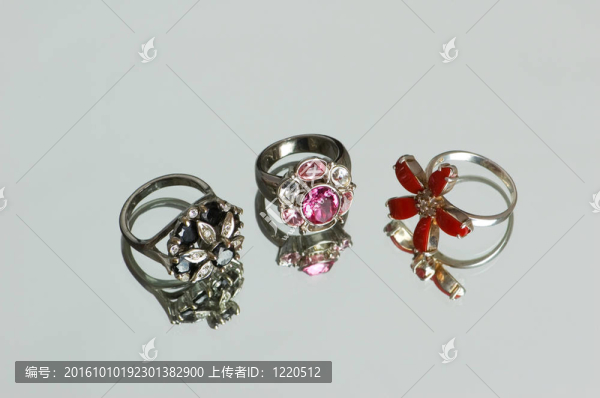 高反射背景上的三個環(huán)