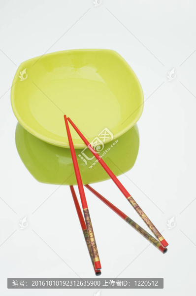 反光背景下的紅盤子與筷子