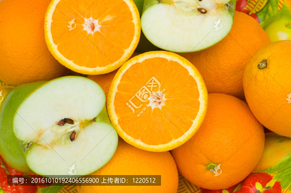 接近半切橙子和蘋果