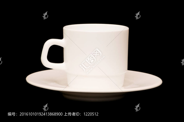 白色的杯子被隔離在黑色的背景上