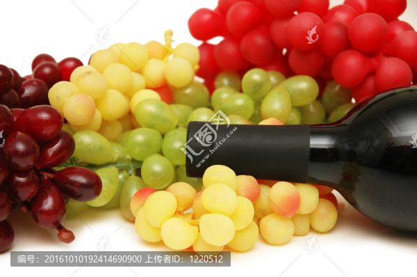 葡萄和酒瓶在白色上分離