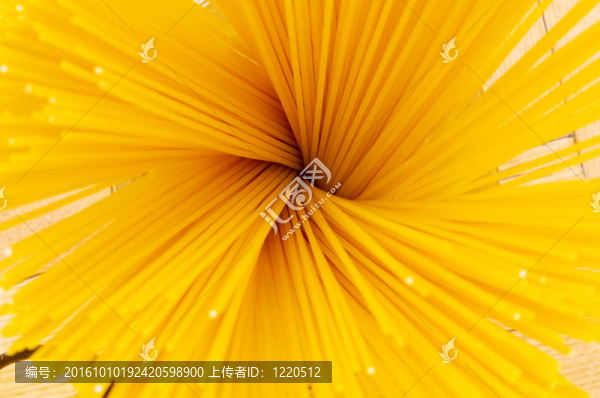 白色背景上的一束意大利面