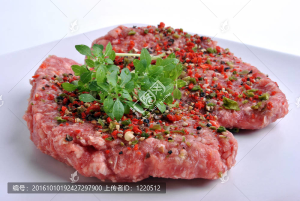 新鮮胡椒羊肉烤牛排在白色板
