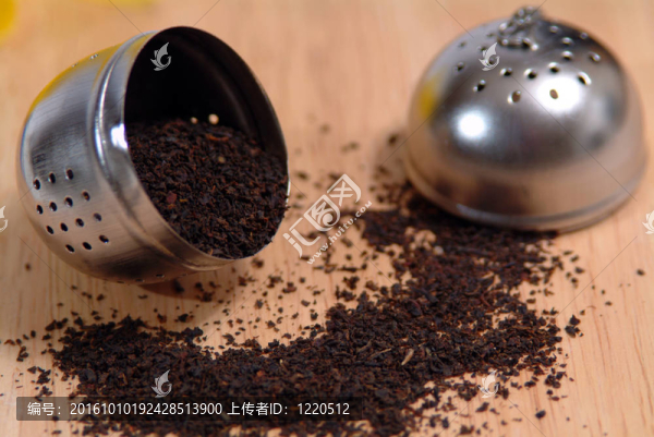 一些有機(jī)紅茶粉在木材板上