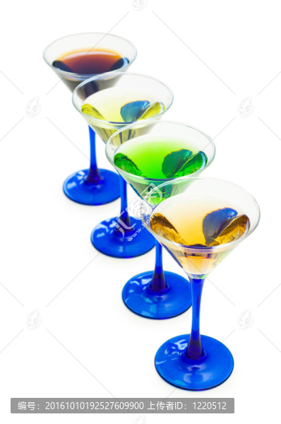 白色背景上的各種雞尾酒