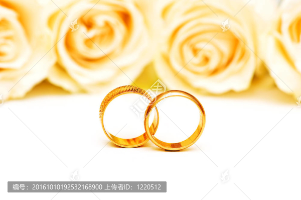 白色的玫瑰和結婚戒指