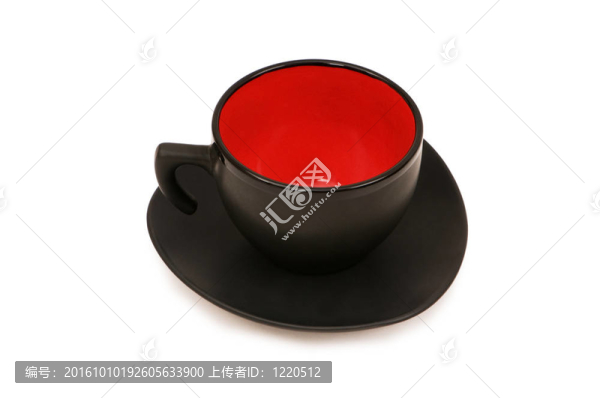 白色背景上的黑杯子