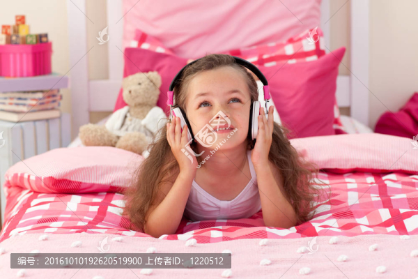 可愛(ài)女孩在臥室聽音樂(lè)