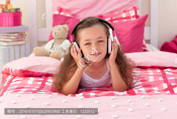 小女孩聽音樂(lè)