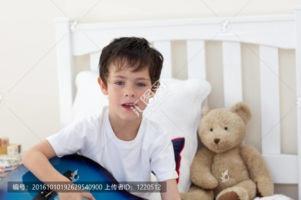 小男孩唱歌和彈吉他