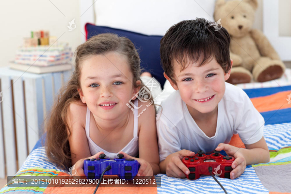 兄弟姐妹一起玩電子游戲