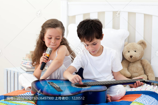 兄弟姐妹唱歌和彈吉他