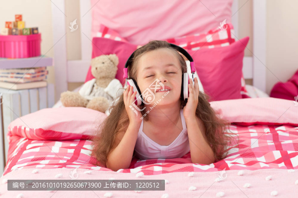 可愛女孩用耳機聽音樂