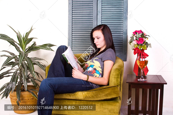可愛(ài)的少女閱讀一本書(shū)