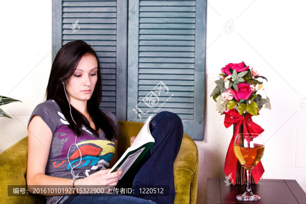 可愛的少女閱讀一本書