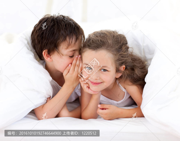 小男孩告訴妹妹一個秘密