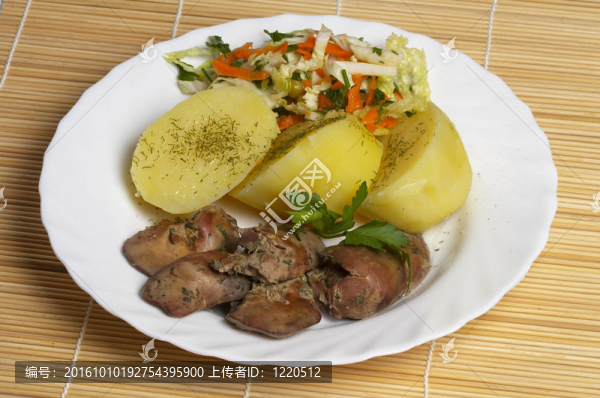 肝臟；土豆和沙拉