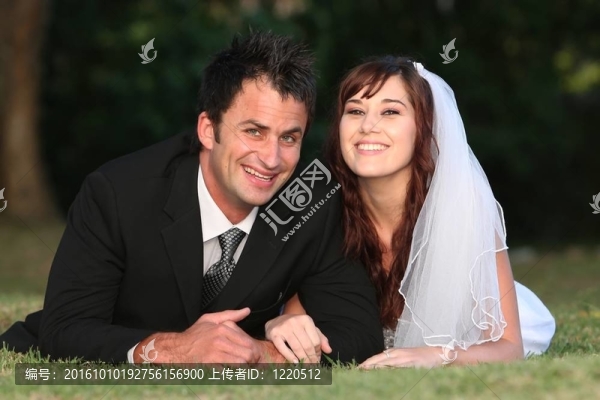 躺在草地上的新婚夫婦