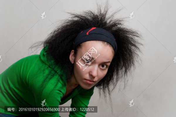 蓬亂的女孩在白色的