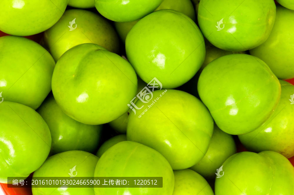 市場(chǎng)上安排的青蘋果