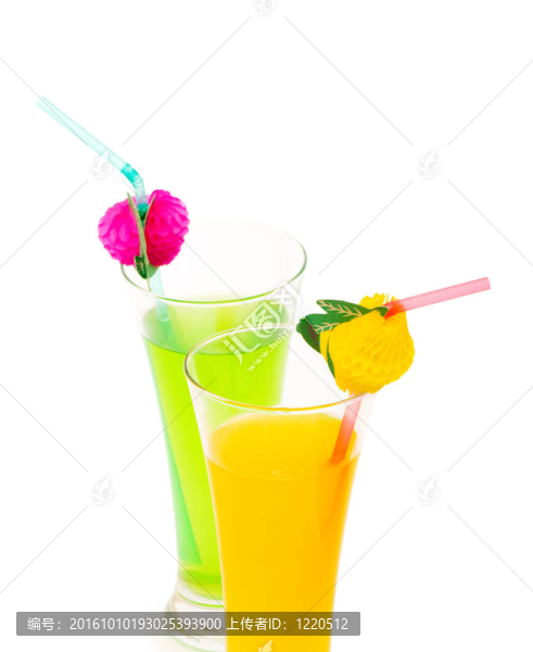 白色背景上的橙色和蘋果雞尾酒