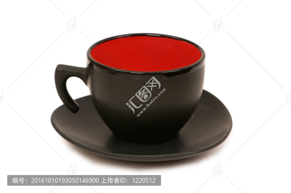 白色背景上的黑杯子