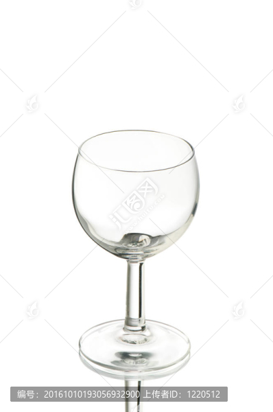 白色背景上的酒杯