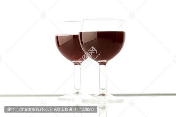 白底上的兩杯酒杯