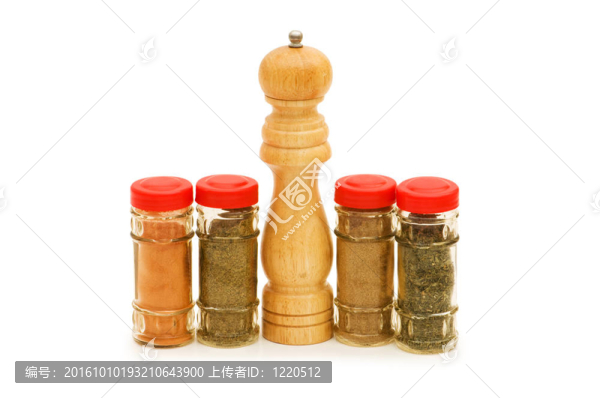 胡椒磨和香料，孤立在白色