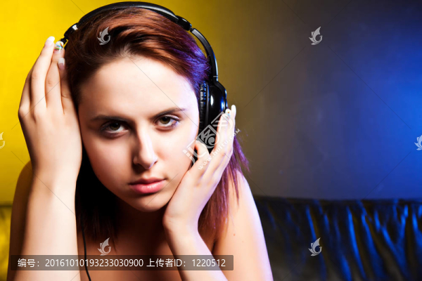 美麗的女人聽音樂