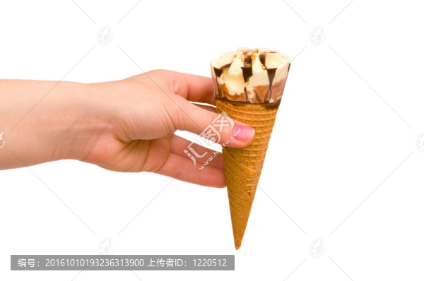 白色背景上的冰淇淋蛋卷