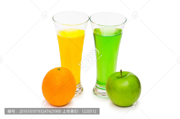 白色背景上的橙色和蘋果雞尾酒