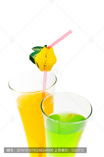 白色背景上的橙色和蘋果雞尾酒