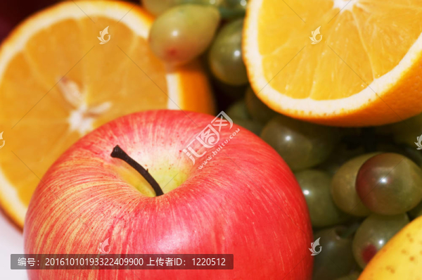 白色背景上分離的各種水果