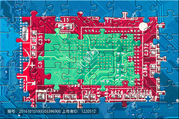 彩色電子電路板拼圖背景藍色；紅色和綠色