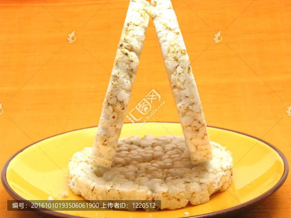 膨化大米裝在白色的碗ceramik片