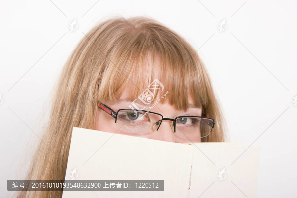 女孩躲在書后面