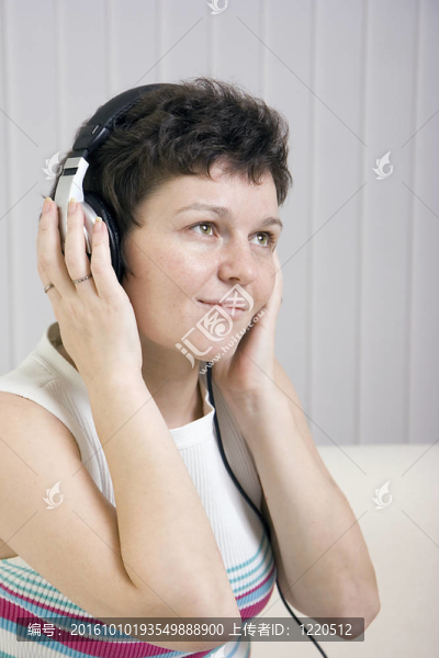 女孩在耳朵里聽音樂