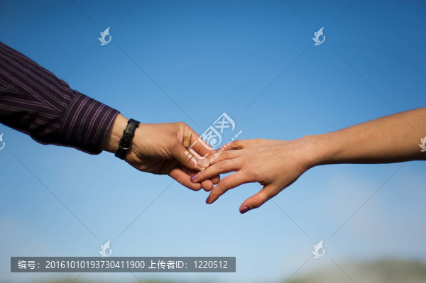 夫婦手中