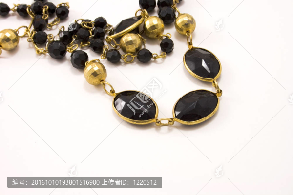 黑色和金色的項(xiàng)鏈